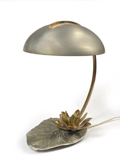 MAISON CHARLES Lampe en métal doré et brossé, motif de nénuphar.
Signée.
Hauteur:...