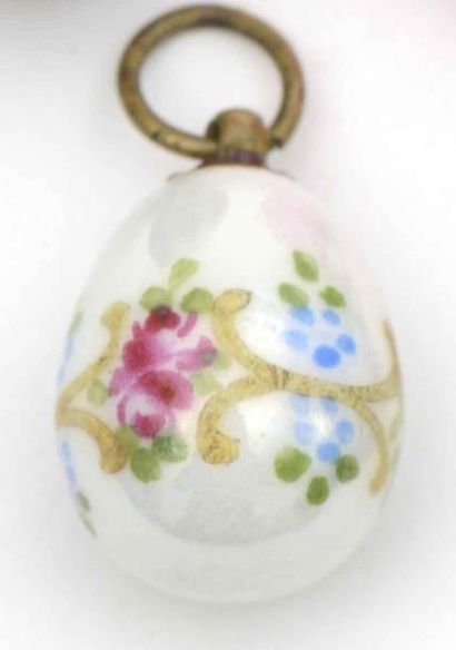 null Oeuf miniature pendentif en métal émaillé blanc à décor peint de roses et de...