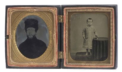 null Coffret de voyage diptyque en bois noirci renfermant 2 portraits au daguerréotype,...