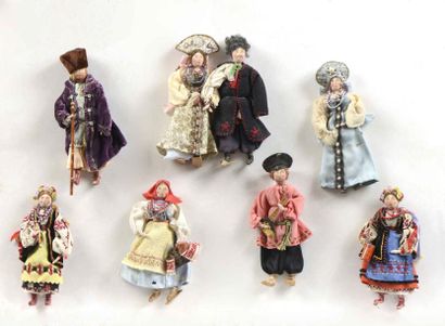 null Rare ensemble de 8 poupées, représentant des Russes en costume traditionnel....