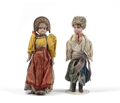 null Ensemble de 2 poupées, représentant un couple de Russes en costume traditionnel....