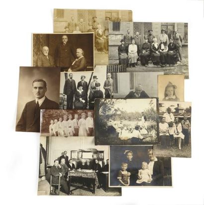 null Lot de 12 photographies représentant les famille Somoff et Stenbock-Fermor pendant...