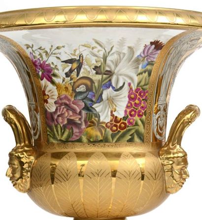 null Rare et importante paire de vases en porcelaine de forme Campana, à deux anses,...