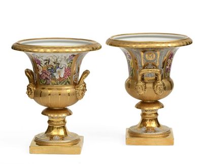 null Rare et importante paire de vases en porcelaine de forme Campana, à deux anses,...