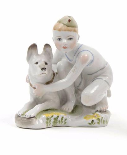 null Groupe en porcelaine polychrome représentant un enfant accroupi avec son chien....