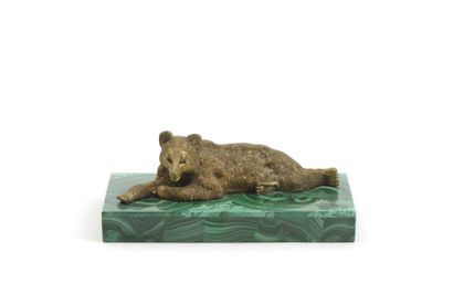 null Presse-papier en forme d’ours allongé en bronze doré ciselé, fixé sur un bloc...
