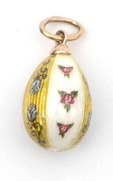 null Oeuf miniature pendentif en or 56 zolotniks (583 millièmes), à décor émaillé...