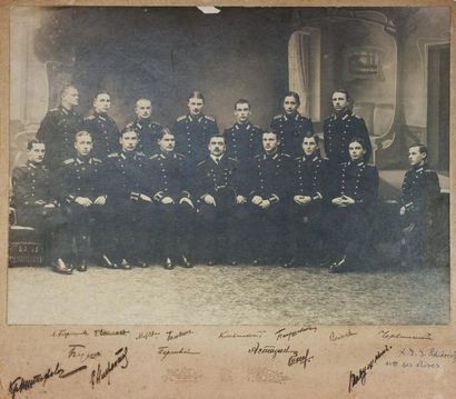 null Portrait de 15 élèves-officiers de la promotion de 1915 de l’École Navale, posant...