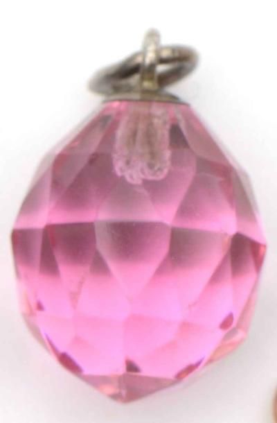 null Oeuf miniature pendentif en verre rose taillé à facettes, monté en argent 84...