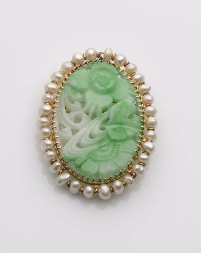 null 107 Broche pendentif en or jaune 18 K (750) ornée d’un disque de jade ovale...