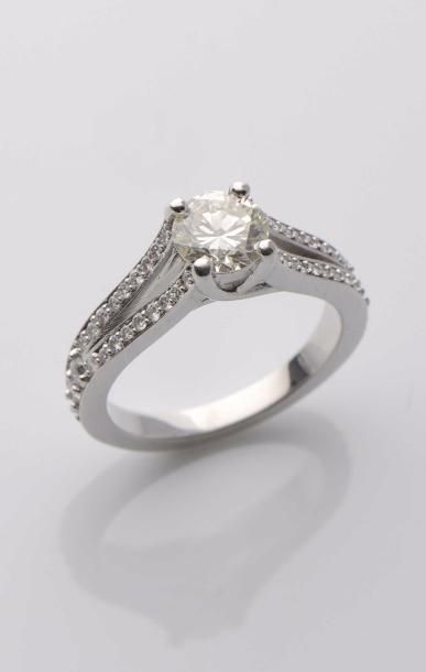 null 123 Bague en or gris 18 K (750) sertie d’un diamant taille brillant, l’épaulement...