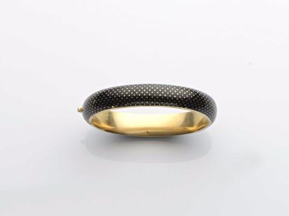 null 134 Bracelet demi-jonc rigide ouvrant en or jaune 18 c (750 ‰) émaillé noir....