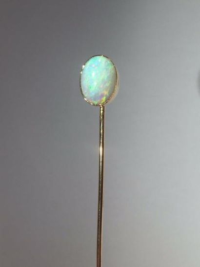 null 190 Lot de deux épingles, la première en or jaune 18 K 750 ‰, sertie d’une opale...