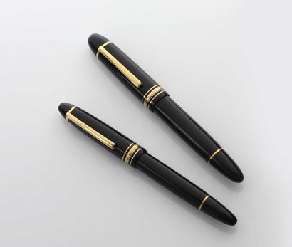 null 217 Deux stylos à plume en or jaune 14 K (585) ou 18 K (750), leur système à...