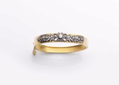 null 37 Bracelet rigide ouvrant en or jaune et or gris 18 K (750) appliqué d’un motif...