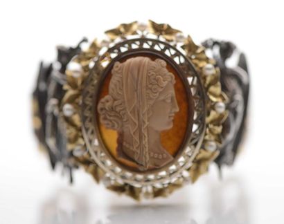 null 42 Bracelet néogothique articulé en or 18 k (750), argent et émail, orné au...