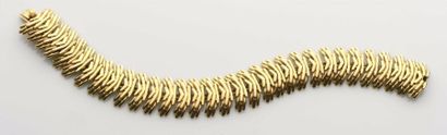 null 66 Bracelet ruban en or jaune 18 K (750) articulé de fagots de filins. Signé...