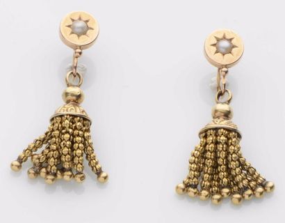 null 75 Paire de pendants d’oreilles en or jaune 18 K (750) à disque orné d’une demi-perle...