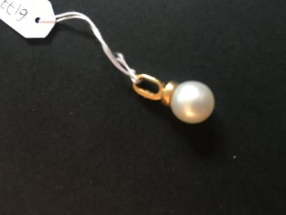 null Un pendentif perle monté sur or jaune avec 3 brillants. Poids brut: 1.9 grs