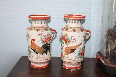 null Paire de vases circulaires à deux anses en porcelaine du Japon à décor polychrome...