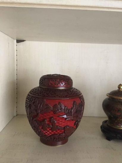 null 43 Pot en laque rouge à décor de pagode et paysage Travail Extrême Orient
