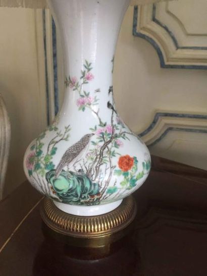 null 78 Vase à décor d’oiseaux branché monté en lampe ; base en bronze doré à décor...