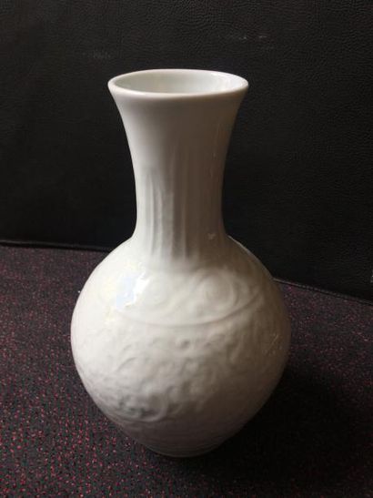 null Vase balutre en porcelaine blanche.