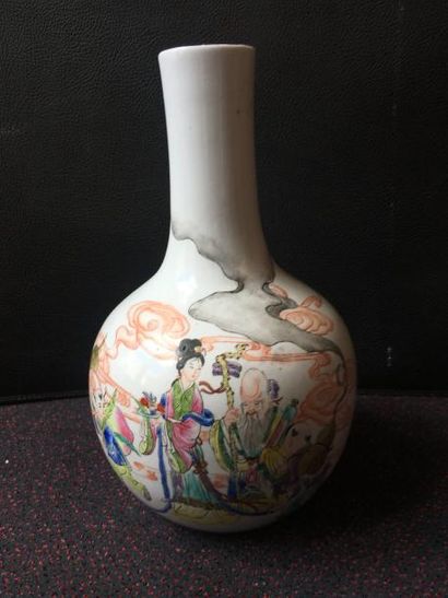 null Vase à long col en porcelaine blanche à décor polychrome de personnages.