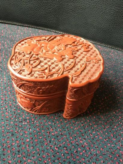 null Boîte en bois laqué rouge et sculpté à décor de volatiles.