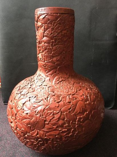 null Grand vase à long col en bois laqué rouge et sculpté. Marque au revers.