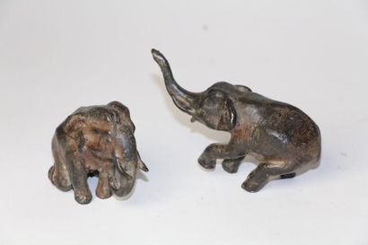 null B43 PIERRE CHENET (XX-XXIÈME) Deux éléphants Bronze à patine beige clair 7.5x9cm...