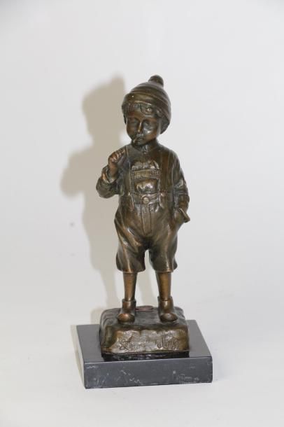 null B46 Julius Paul SCHMIDT-FELLING (1835-1920) Enfant fumant Bronze à patine brune...