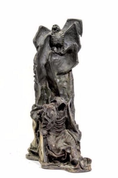 null 345 : Trône. Sculpture en bronze représentant un personnage voilé assis tenant...