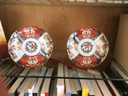 null Paire d'assiettes en porcelaine à décor Imari. Japon, fin XIXe. Diamètre : 19...