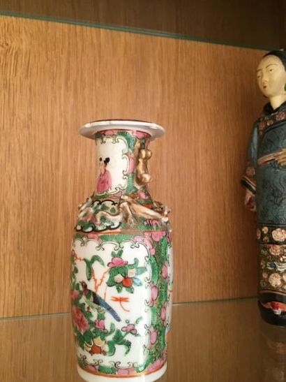 null Paire de petits vases balustres en porcelaine de chine à décor polychrome de...