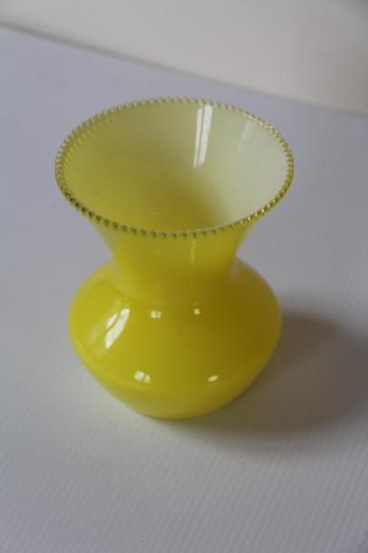 null Un vase en opaline jaune fin XIXème