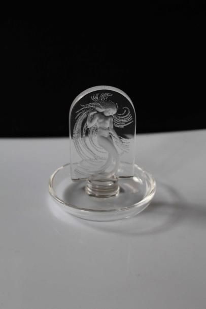 null LALIQUE : Vide-poche en verre pressé-moulé signé Lalique France, motif central...