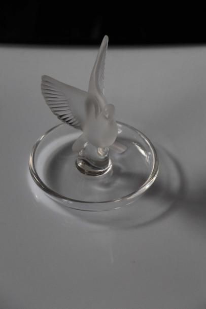 null LALIQUE : Vide-poche en verre pressé-moulé signé Lalique France, motif central...