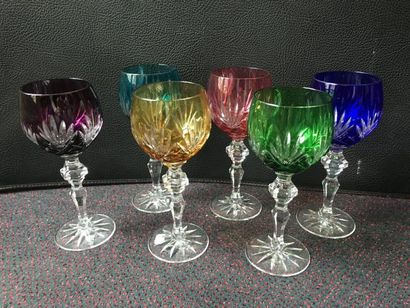 null 6 verres en cristal taillé teinté de différentes couleurs.