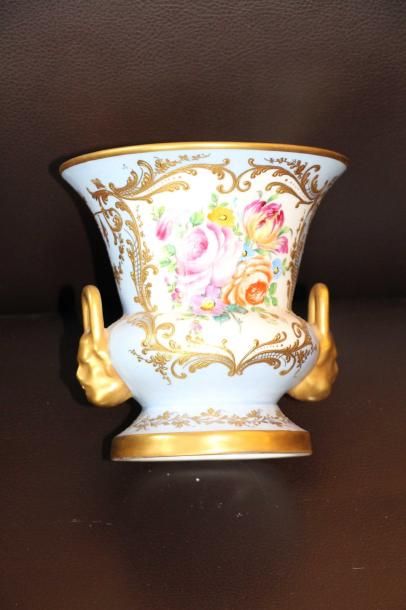 null Vase de forme balustre en porcelaine à décor polychrome et or de bouquets de...