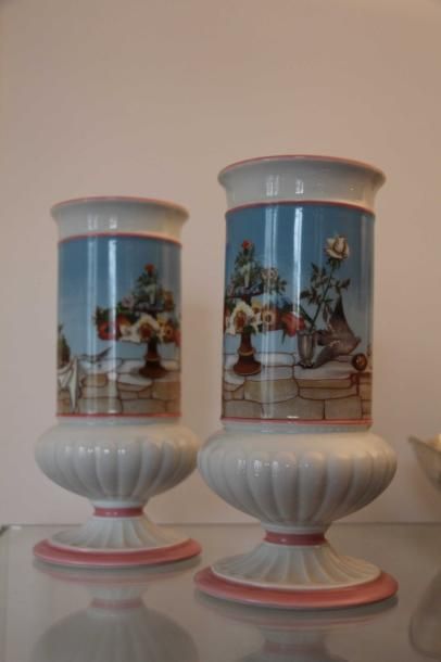 null Paire de vases balustre en porcelaine de Limoges à décor polychrome de nature...