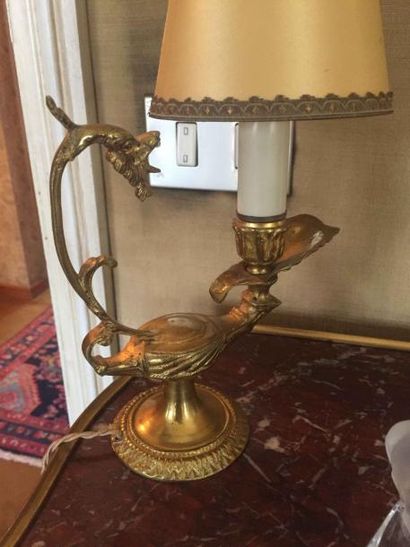 null 50 Lampe à huile en bronze ciselé et doré monté en lampe. Fin XIXème siècle