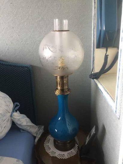 null 72 Paire de lampe à pétrole en porcelaine bleue avec leurs globes à décor de...