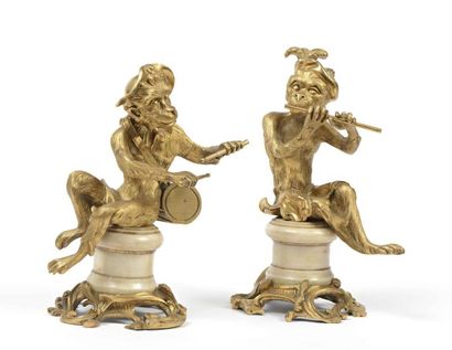 null Paire de figures en bronze doré représentant des singes musiciens, reposant...
