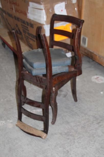 null Deux chaises en osier, une table et trois chaises à chasis acajou Restaurat...