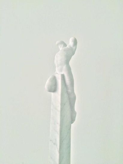 null 200 Georg VIKTOR (1953) Torse masculin Stèle en marbre de carrare sculpté, signé...