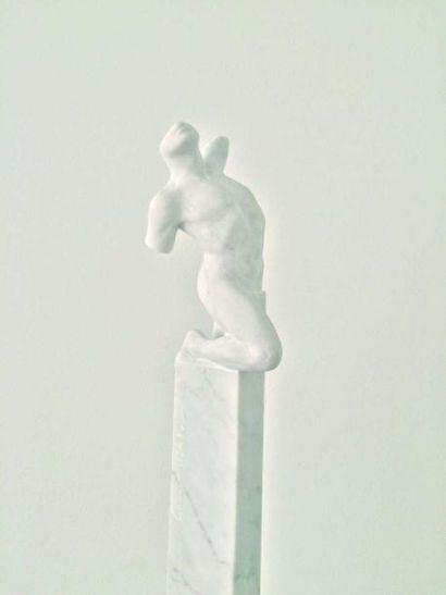 null 200 Georg VIKTOR (1953) Torse masculin Stèle en marbre de carrare sculpté, signé...