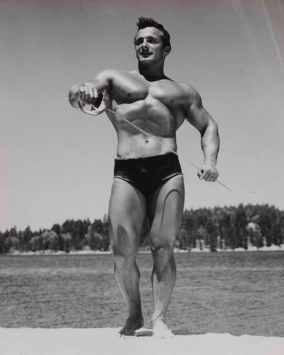 null 32 Bruce OF LOS ANGELES (1909-1974) Athlète au sabre,c.1950-60. Tirage argentique...