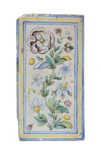 null Carreau de faïence à décor polychrome de fleurs. XVIIIe siècle. 27 x 14 cm