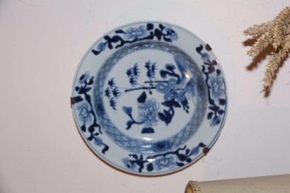 null Quatre assiettes en porcelaine de Chine blanc/bleu et en porcelaine de Delft...